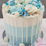 Blauwe taart met witte drip